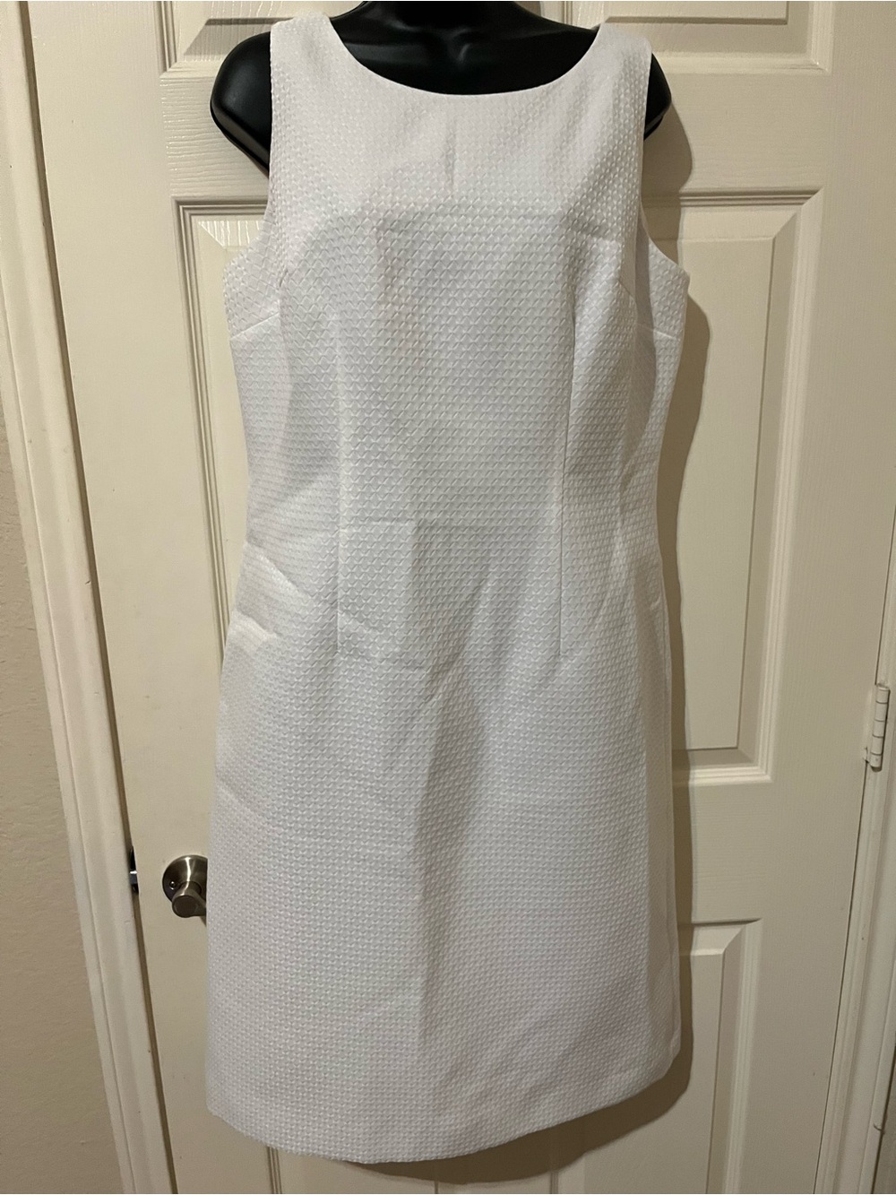 Elegant Sleeveless White Shift Dress
